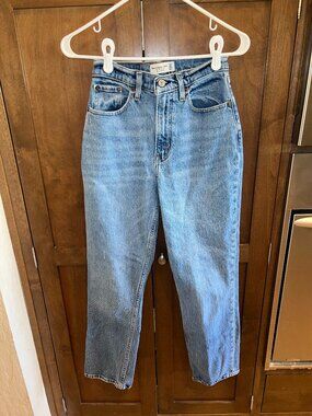 Abercrombie The 90s Straight Ultra High Rise Jeans 24 00s Short Medium Wash